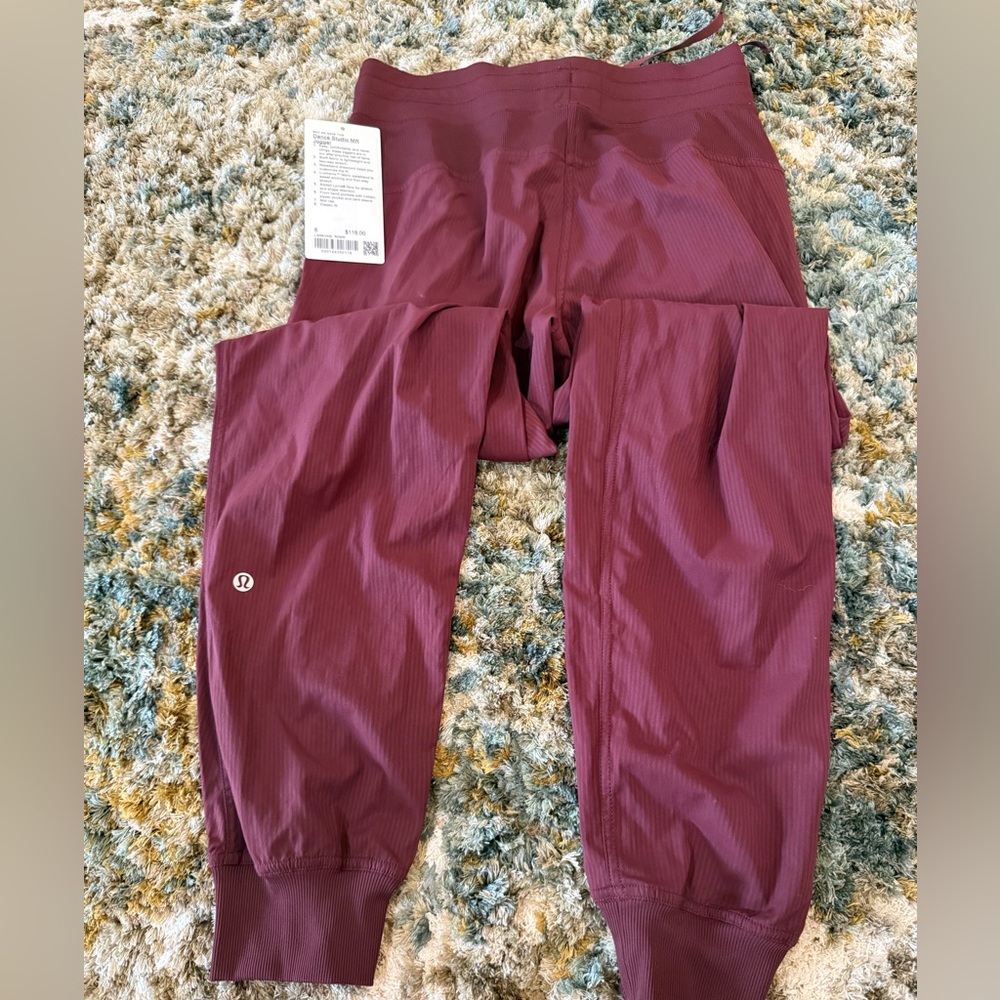 Lululemon Dance Studio Mid-Rise Jogger
Red Merlot - Picture 4 of 6